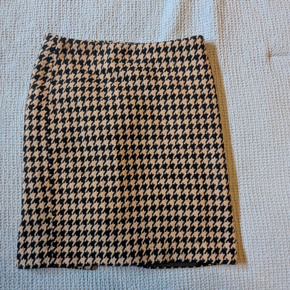 Stylish Houndstooth Skirt - Black and Cream